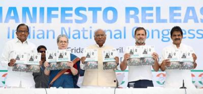 Congress leaders P. Chidambaram, Sonia Gandhi, Mallikarjun Kharge, Rahul Gandhi, and K.C. Venugopal release party manifesto in Delhi. Photo: X (Twitter)@incindia