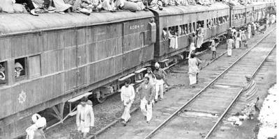 A refugee special train at Ambala Station. The carriages are full and the refugees seek room on top. Credit: Wikimedia Commons