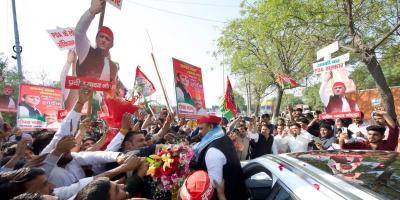 Akhilesh Yadav greeting Samajwadi Party supporters in Noida. Photo: X/@samajwadiparty