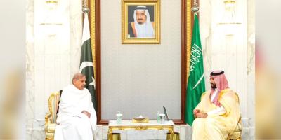 Saudi Crown Prince Mohammed bin Salman (L) meets Pakistan's Prime Minister Shehbaz Sharif in Mecca, on April 7. Photo: X (Twitter)/@KSAmofaEN