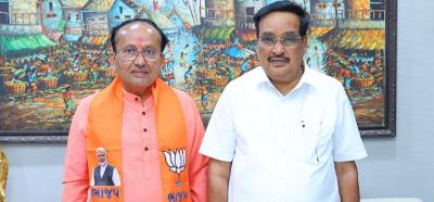 Gujarat BJP president CR Paatil (right) with Mukesh Dalal (left). X (Twitter)/(@CRPaatil)