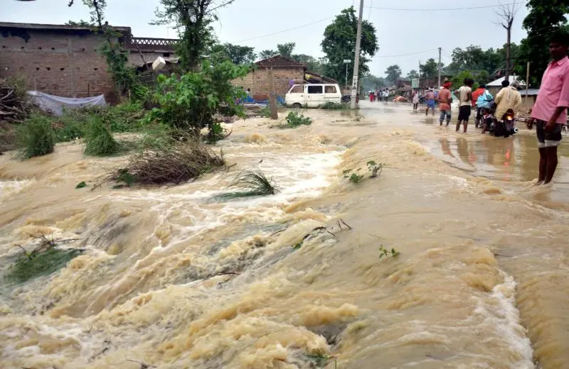 बिहार में बाढ़ से करीब 32 लोगों की मौत, 18 लाख लोग प्रभावित