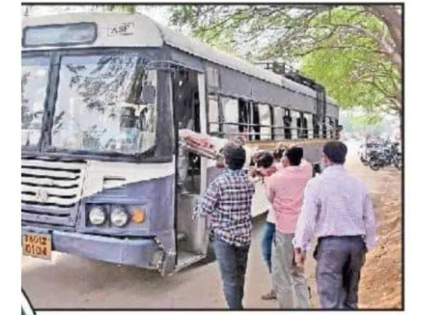 Two baby girls born on Telangana buses receive free lifetime passes | udayavani