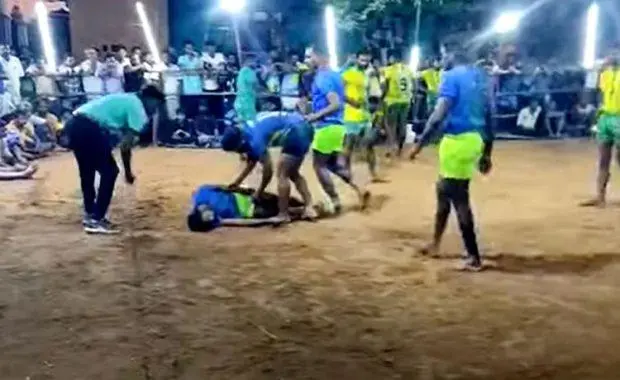 ಕಬಡ್ಡಿ ಆಟವಾಡುತ್ತಿರುವ ವೇಳೆ ಹೃದಯಾಘಾತದಿಂದ ಆಟಗಾರ ಸಾವು: ಟ್ರೋಫಿಯೊಂದಿಗೆ ಅಂತ್ಯಸಂಸ್ಕಾರ | udayavani