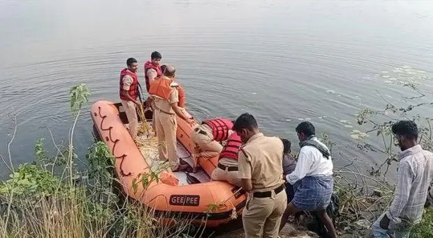 Hunsur: Brother killed by pushing sister into lake;  The saved mother is also water